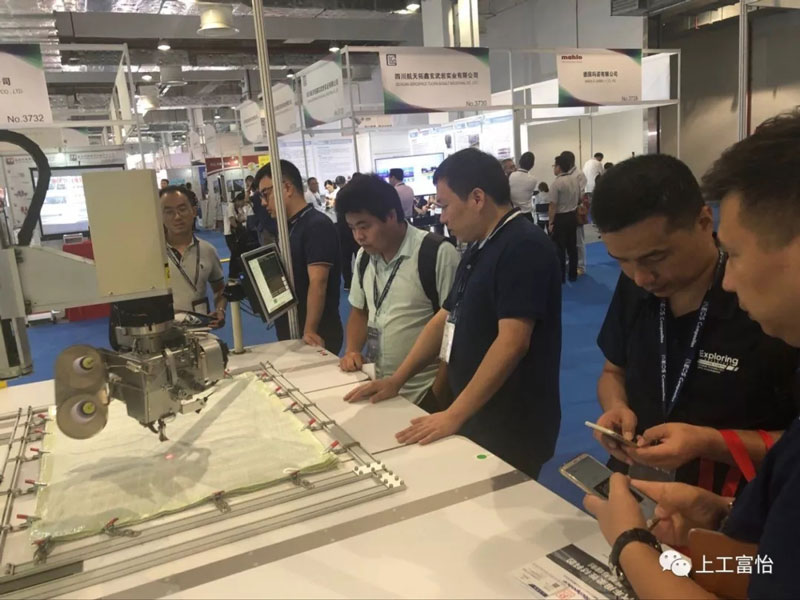 富怡復合布線電腦機展出后很多專業(yè)客戶駐足咨詢4.jpg