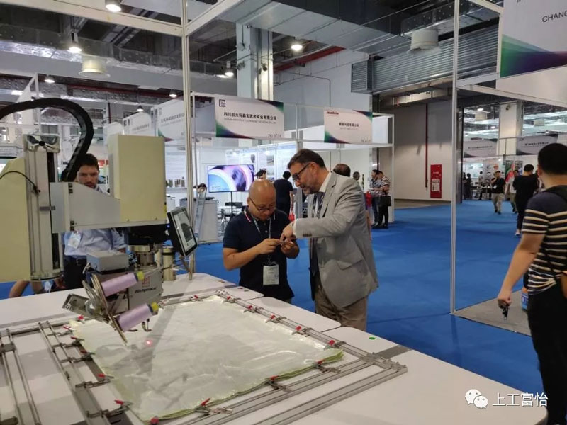 富怡復合布線電腦機展出后很多專業(yè)客戶駐足咨詢5.jpg